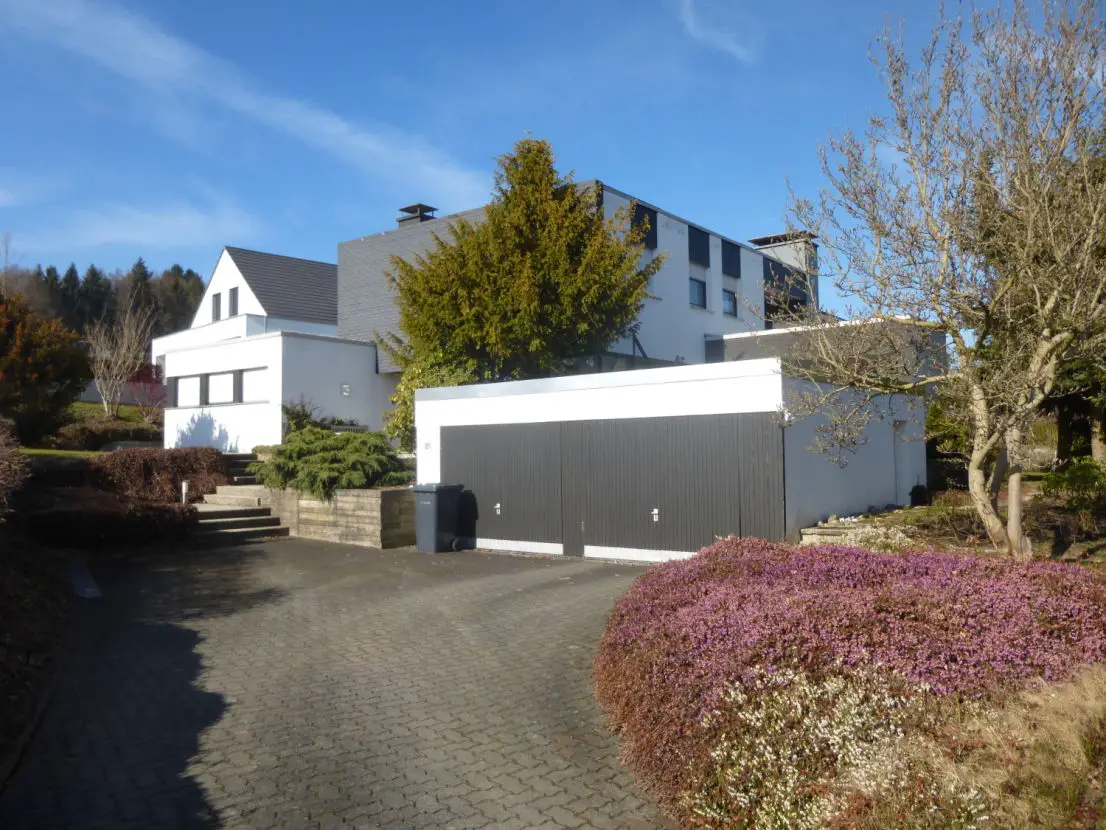 Außenansicht 2 -- Zweigeschossiger Bungalow mit 10 - Zimmern in Kreuztal-Kredenbach