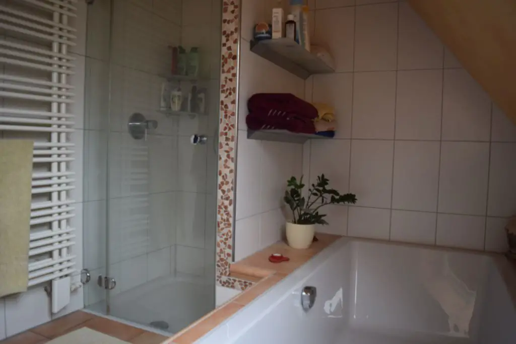 Badezimmer -- Einfamilienhaus in Grenzbauweise mit Platzangebot für die Familie