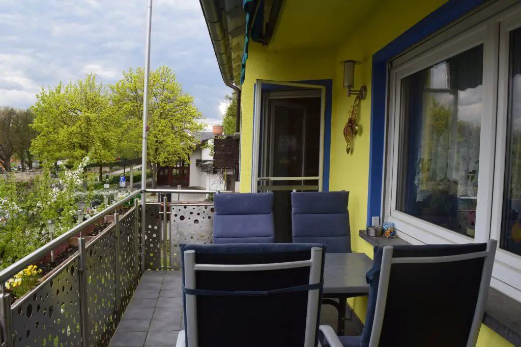 Balkon -- Einfamilienhaus in Grenzbauweise mit Platzangebot für die Familie