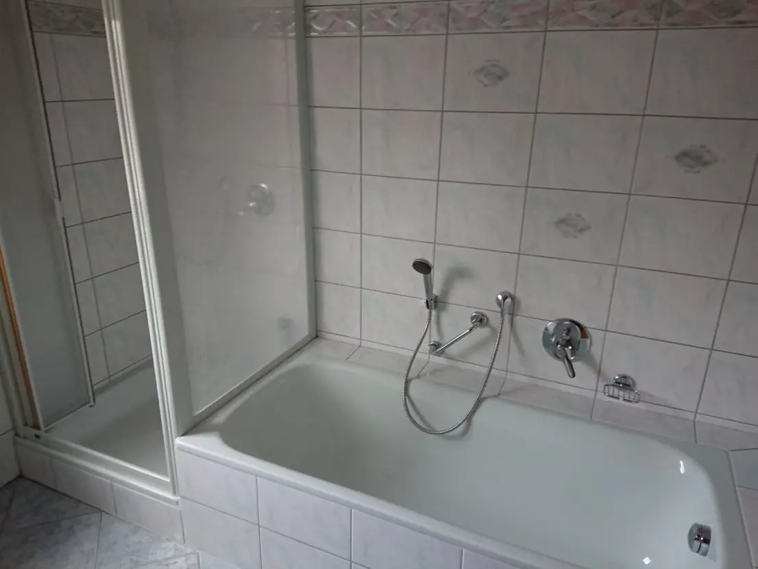 Badezimmer Dusche und Wanne -- idyllische 3 Zimmer Wohnung auf dem Land