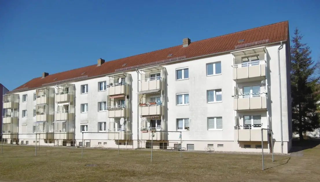 Hausansicht -- Geräumige 3-Zimmer-Wohnung mit Balkon und Carport in Alt Ruppin (Eigennutzung / Kapitalanlage)