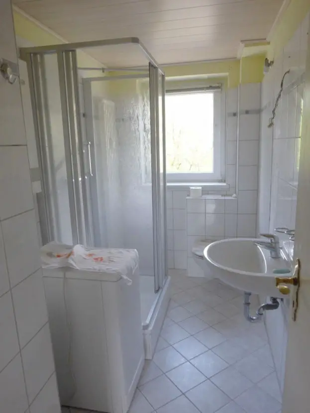 Tageslichtbad mit Dusche -- Geräumige 3-Zimmer-Wohnung mit Balkon und Carport in Alt Ruppin (Eigennutzung / Kapitalanlage)