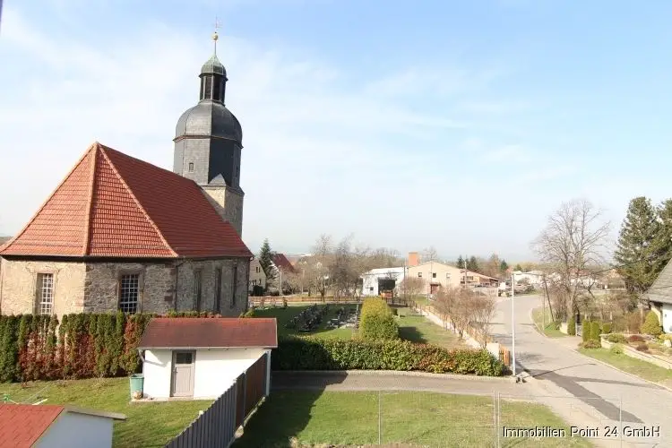 Blick zur Kirche -- ERSTBEZUG - Einfamilienhaus mit 4 Zimmern und Garten - Erfurt-Egstedt