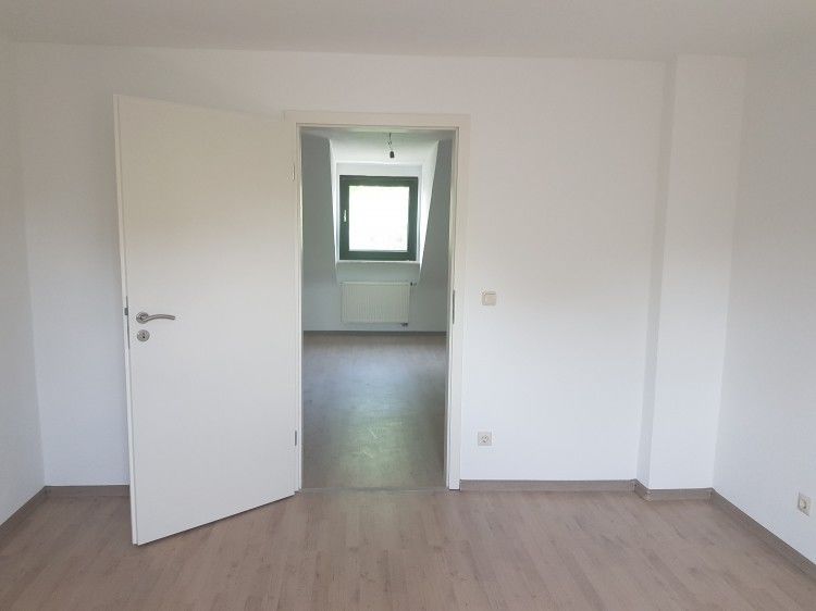 20180512_141548 -- Essen Borbeck: Kernsanierte 2-Zimmer-Wohnung im DG Zentral gelegen
