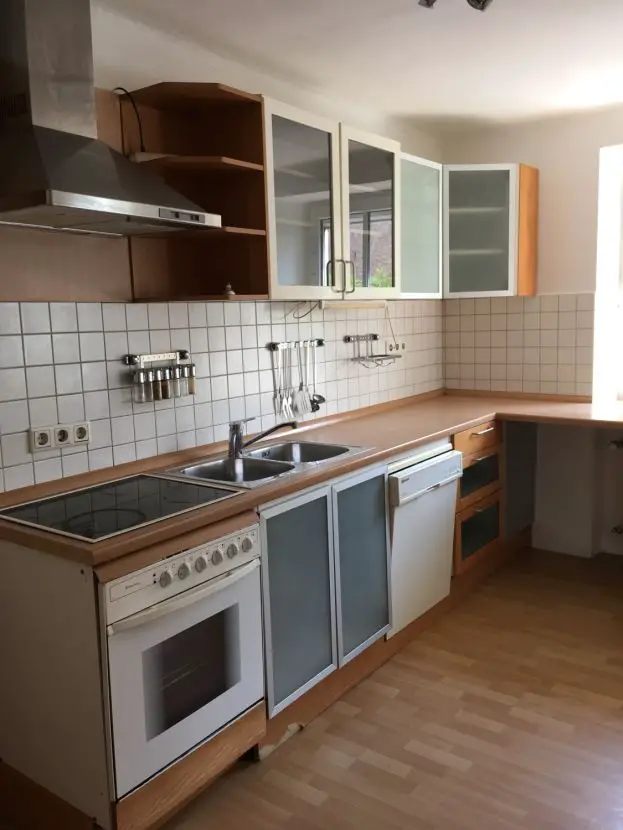 Küche -- Großes Haus mit 7 Zimmern in Eibelstadt zu vermieten.