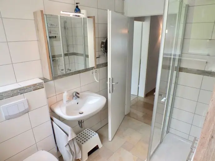 erstes Badezimmer -- TOP-DOPPELHAUSHÄLFTE in Nürnberg/Wolkersdorf mit Garage für 1.250,- EUR - FREI August 2018