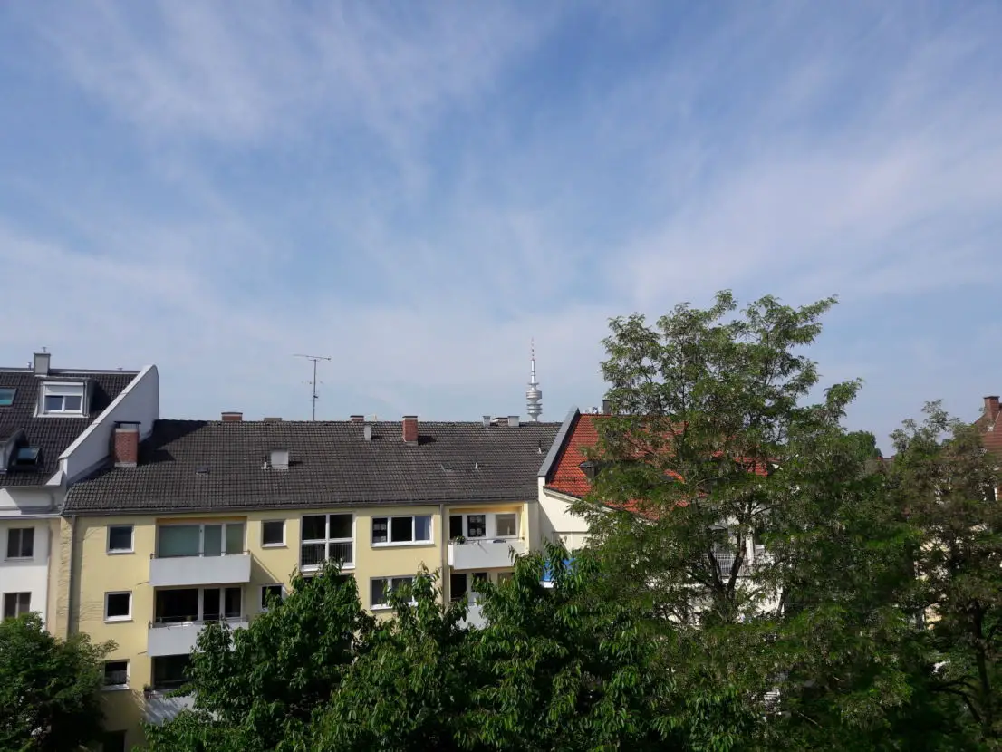 Ausblick -- Stilvolle, 2-Zimmer-Wohnung mit Balkon und Tiefgaragenplatz in Milbertshofen, München