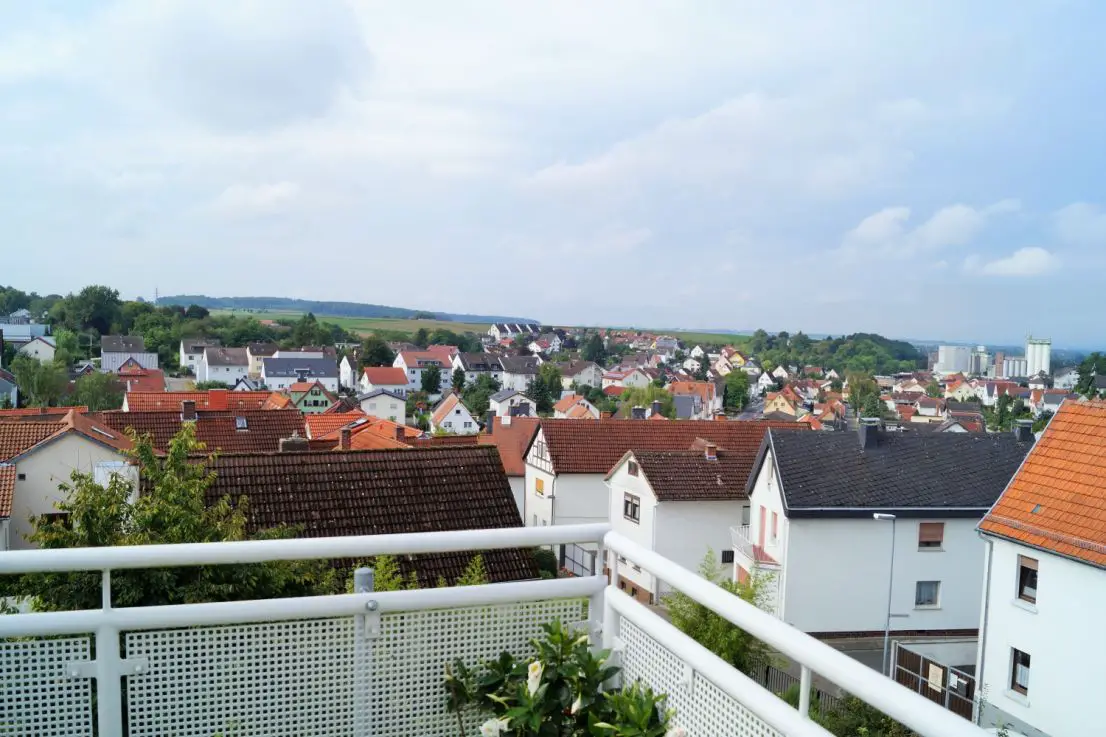 Balkon -- VON PRIVAT: Attraktive 3-Zimmer Dachgeschosswohnung mit Fernblick