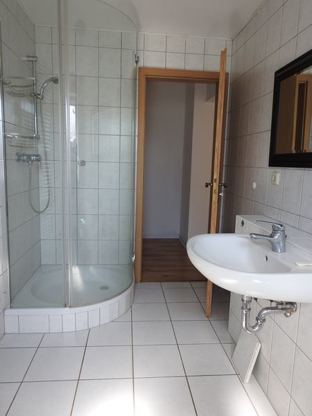 Badezimmer -- 1 Raum Wohnung_40m²_Dusche_Laminat_