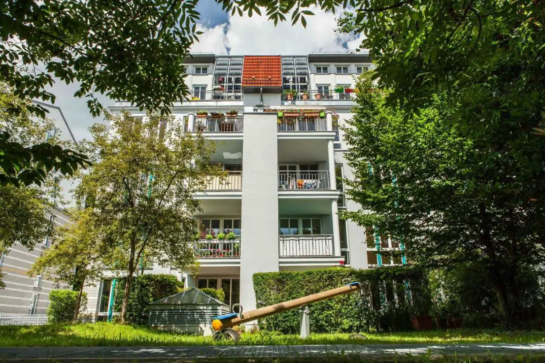 großzügiger Innenhof -- Tolles Angebot! Schöne barrierefreie vermietete Dachgeschosswohnung für Kapitalanleger