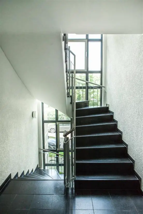 Treppenhaus -- Tolles Angebot! Schöne barrierefreie vermietete Dachgeschosswohnung für Kapitalanleger