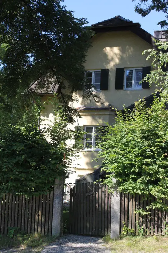 Hausansicht -- Nostalgische Villa 1924 / EFH, Landhaus mit sonnigem Garten zum 1.9.2018 in Greifenberg am Ammersee