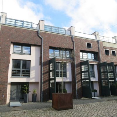 Stadthaus in Hamburg (Hoheluft-Ost) zum Kauf mit 4 Zimmer und 185 m² Wohnfläche. Ausstattung: Dachterrasse, Garten, Terrasse, Parkettboden, Fußbodenheizung, Einbauküche.