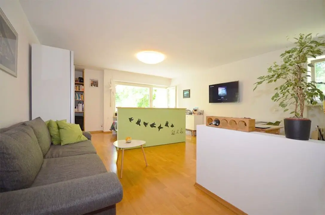 Wohnraum Bild 1 -- Single-Apartment mit Balkon in ruhiger, grüner Lage