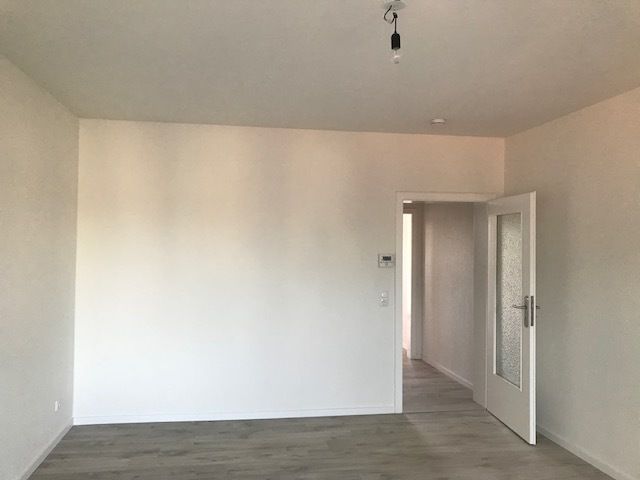 Wohnzimmer -- Provisionsfrei: 1-Zimmwohnung zentrale Lage Köln-Rath (in 23 Min. mit ÖPNV bis Köln Innenstadt)