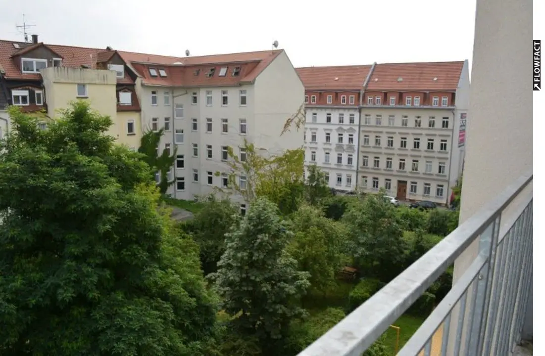 Ausblick Balkon -- Schön geschnittene 1-Raum-Wohnung im DG mit Balkon - vermietet