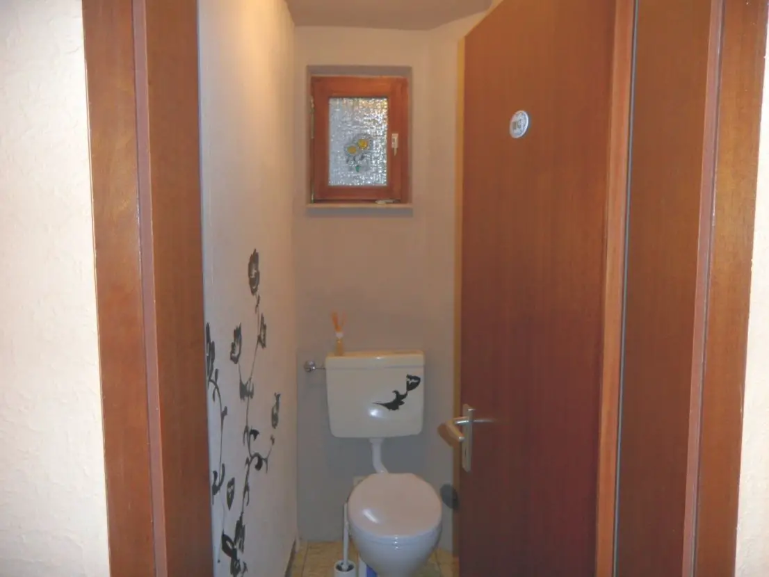 separates WC -- Erdgeschoß-Wohnung 3 Zimmer ca. 78m² - mit Balkon - kleine Wohneinheit - bitte nur an Nichtraucher!