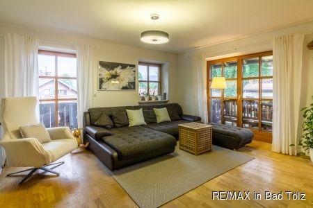 Wohnzimmer -- Reichersbeuern: Naturnah und doch zentral: Gemütliche 3,5-Zimmerwohnung mit Garage und Stellplatz