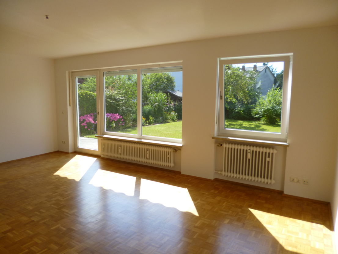 Wohnzimmer -- Sonnige 3-Zi. Erdgeschosswohnung mit Garten in Deisenhofen