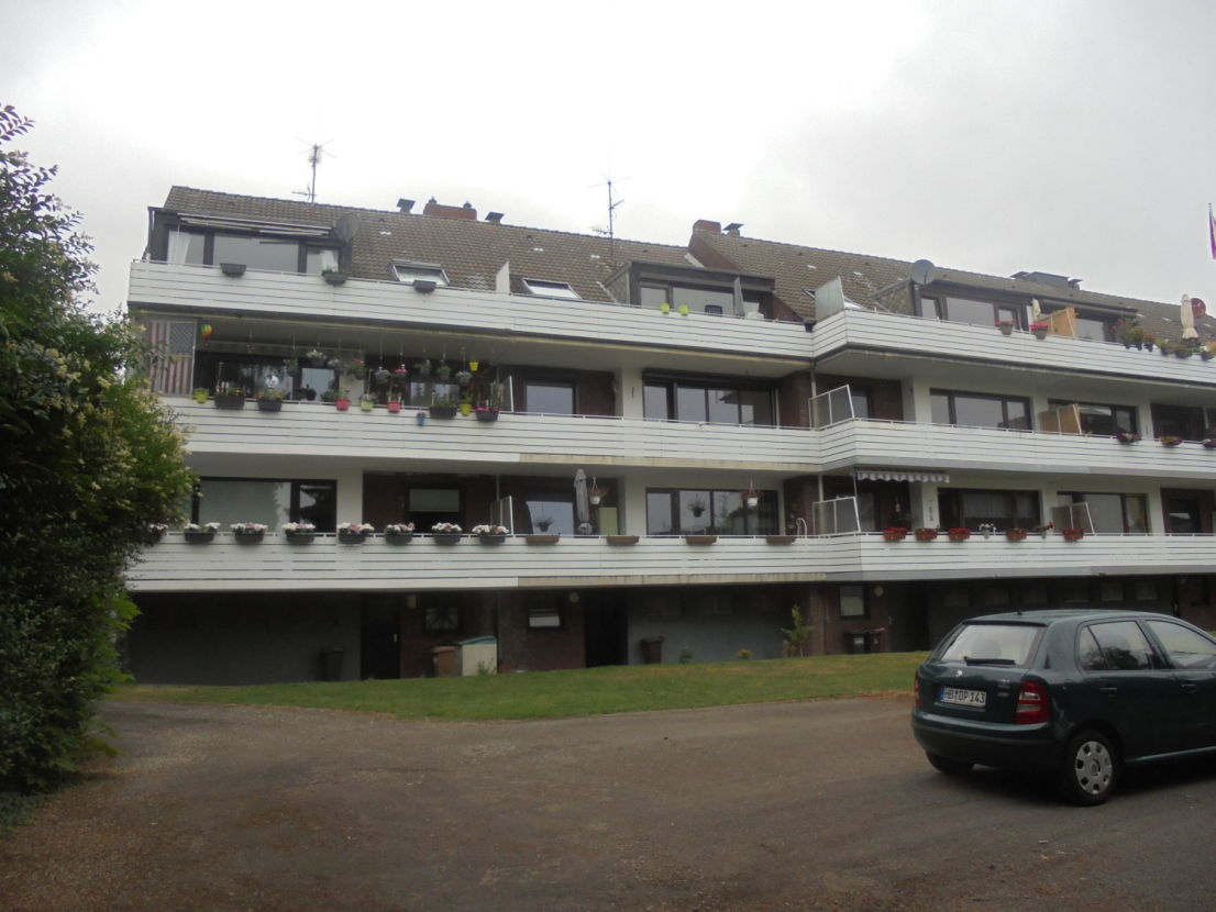 Rückansicht -- Soller Immobilien: Gut geschnittene 3 Zimmer Eigentumswohnung mit großem Balkon und Stellplatz