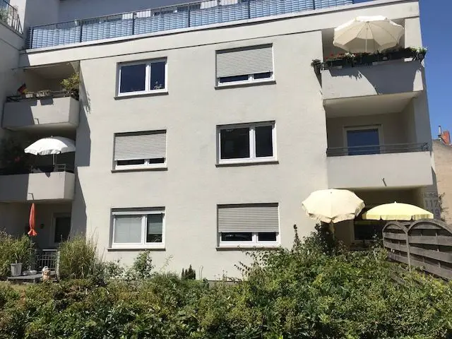 Hausansicht -- Großzügige geschnittene 2 Zi Wohnung mit großen Balkon