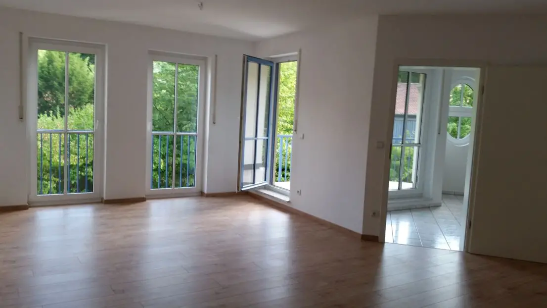 Wohnzimmer und Küche rechts -- Sehr schöne 2-Zimmer-Wohnung am Bayreuther Hofgarten