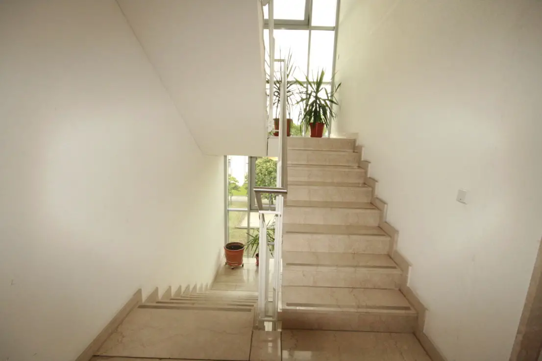 Treppe -- Perfekte 2-Zimmer-WG im 2. OG, 2-Balkone, Aufzug, Einbauküche, Tiefgarage, Top-gepflegte Wohnanlage