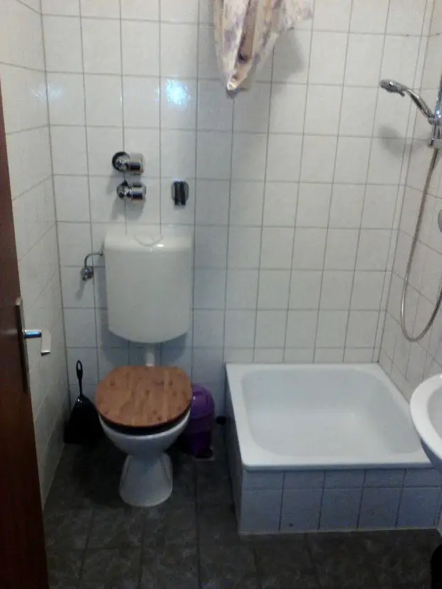 Badezimmer -- Singleappartement in zentraler Lage von Porz-Gremberg