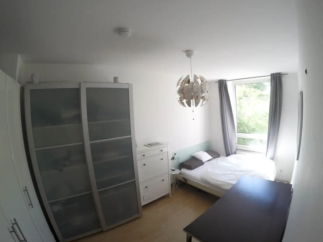 Schlafzimmer -- hochwertig MÖBLIERTE zwei Zimmer Wohnung im Frankfurter Trendviertel Nordend (+ English description)