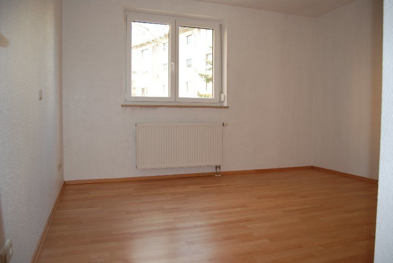 Schlafzimmer -- Attraktive, helle 3-Zimmerwohnung in Würzburg/Grombühl mit beständigem Mietverhältnis