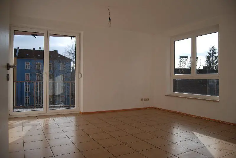 Wohnzimmer  -- Attraktive, helle 3-Zimmerwohnung in Würzburg/Grombühl mit beständigem Mietverhältnis