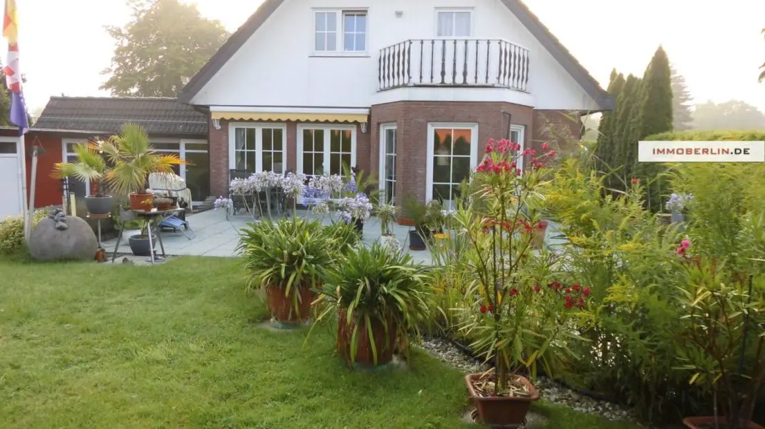 5 -- IMMOBERLIN: Sehr attraktives Einfamilienhaus mit Gartenidylle