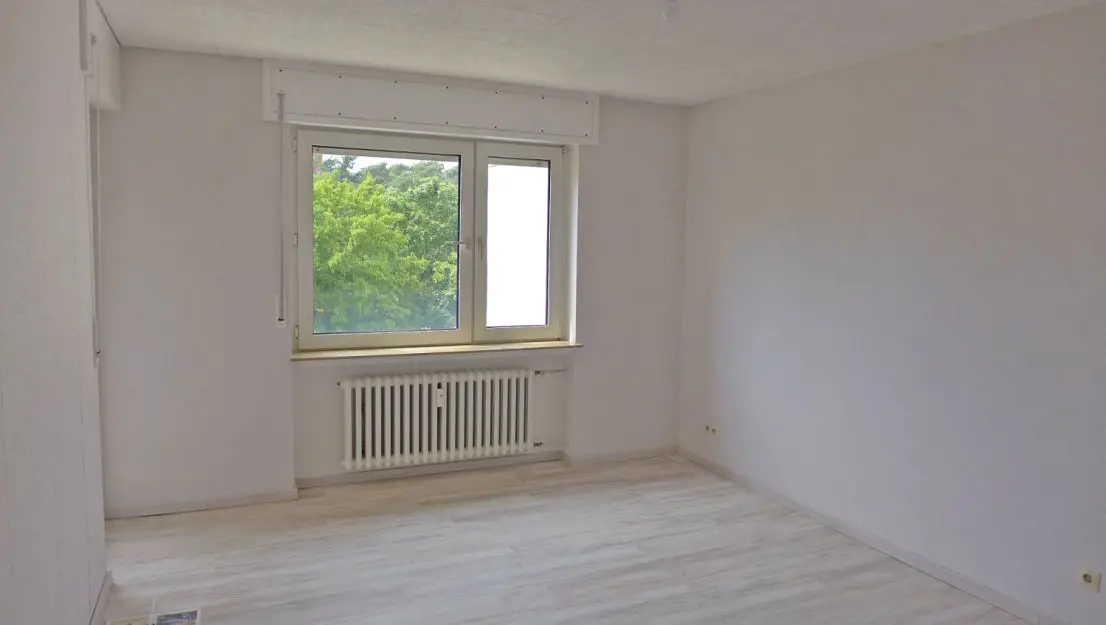 Schlafzimmer -- FREI! - Komplett renovierte 3-Zimmerwohnung mit Einbauküche, Balkon und Stellplatz in Oberreut