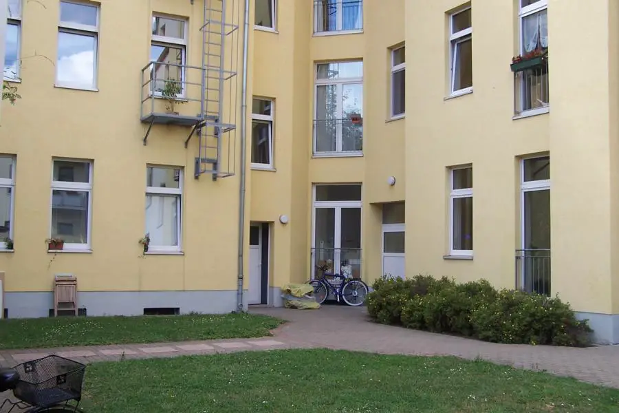 Hausansicht vom Hof aus -- WG-geeignete 2,5-Raum-Wohnung in MD Stadtfeld-Ost sucht neue Mieter