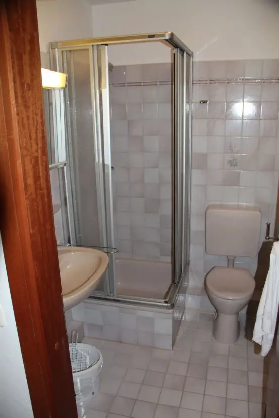 Badezimmer -- Klausbrook: Frisch renovierte Drei-Zimmer-Wohnung in gepflegter Wohnanlage