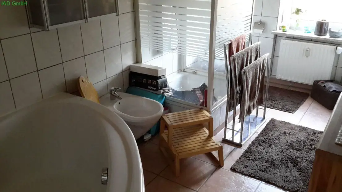 Badezimmer mit Eckwanne -- Schön ausgebaute 6 Zi-Wohnung im Fachwerkhaus in Salzgitter-Gehardtshagen