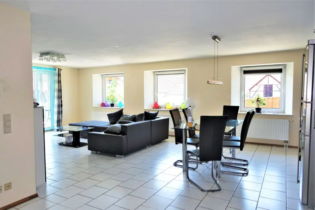 Wohn- Essbereich -- Großzügige 4,5 Zimmer Wohnung mit Balkon und Garage in zentraler Lage von Stahringen!