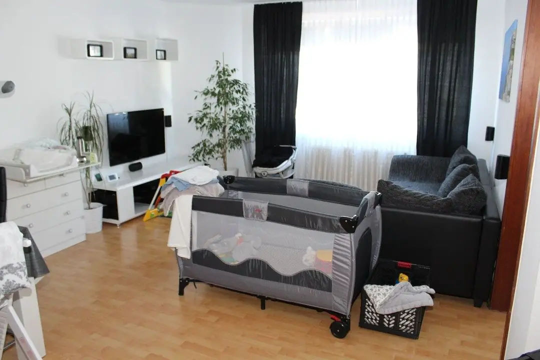 Helles Wohnzimmer -- Bezugsfreie Wohnung in Derendorf