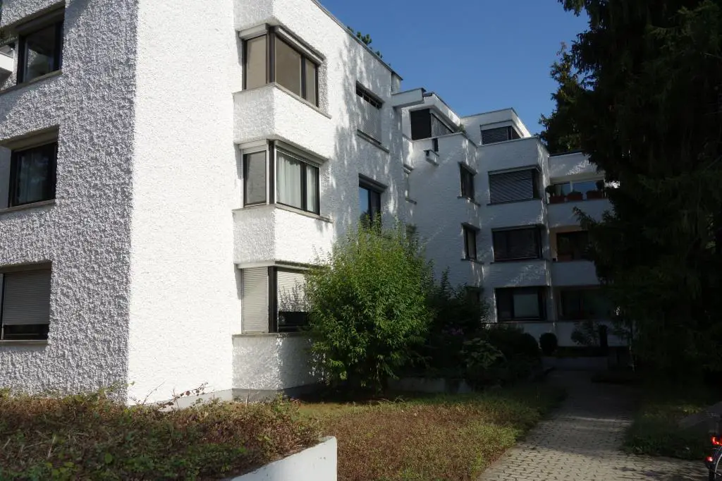Haus -- Stilvolle, vollständig renovierte 4-Zimmer-Wohnung mit Balkon in München-Trudering