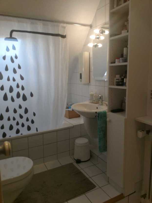Badezimmer -- Maisonette-Wohnung mit EBK in Pempelfort