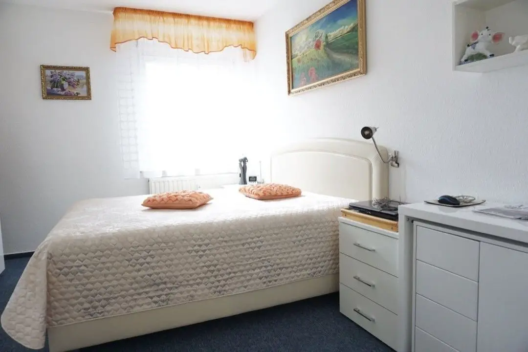 Schlafzimmer -- Aufgepasst!!! Wohnung mit Potenzial in Radebeul!