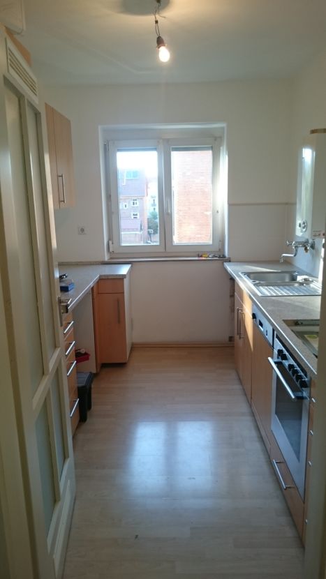 Küche -- Sehr helle 3-Zimmer-Wohnung mit Balkon und EBK in Neu-Ulm Stadtmitte