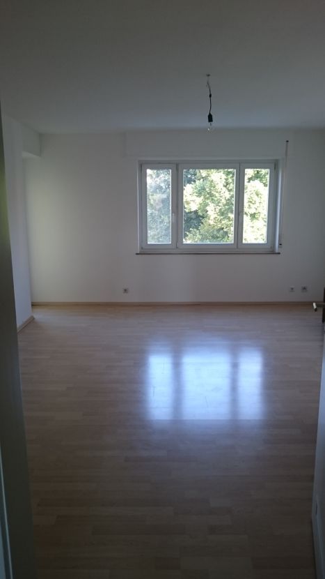 Wohnzimmer -- Sehr helle 3-Zimmer-Wohnung mit Balkon und EBK in Neu-Ulm Stadtmitte