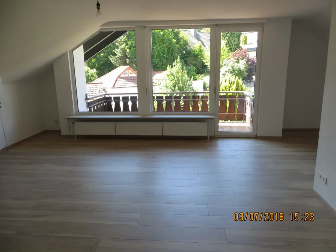 Wohnzimmer mit Balkon -- Erstbezug nach Sanierung: helle, drei Zimmer Dachwohnung im Rheingau-Taunus-Kreis, Hünstetten