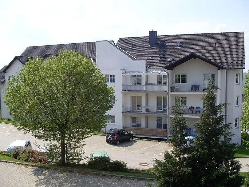 Außenansicht -- Wohnen "am Balkon des Erzgebirge" - 2-Zimmer-Dachgeschosswohnung