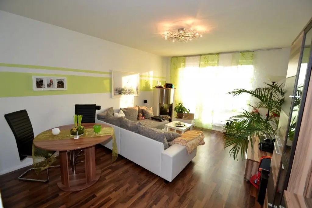 Wohnzimmer -- Kompakte 3 Zimmer-Wohnung mit Laminat, Einbauküche, Balkon und tollem Schnitt in Köpenick !!