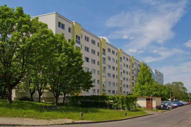 200 AUSSENANSICHTEN -- Bezugsfähige Wohnung sucht Mieter: hier können Sie ohne Kosten und Mühe direkt einziehen.