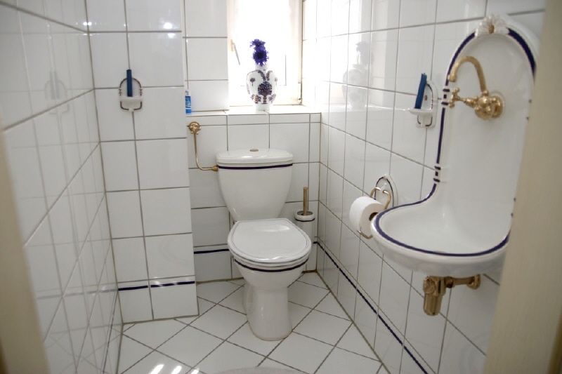 Gäste-WC -- Sonnige und ruhig gelegene Maisonette mit großzügiger und geschützter Dachloggia!