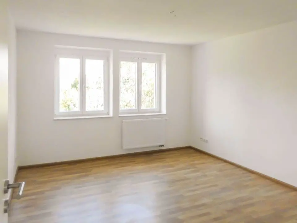 Schlafzimmer -- Hell - Laminat - Balkon - Wannenbad mit Fenster - Erstbezug - 3 Zimmer Wohnung Lauchhammer mieten