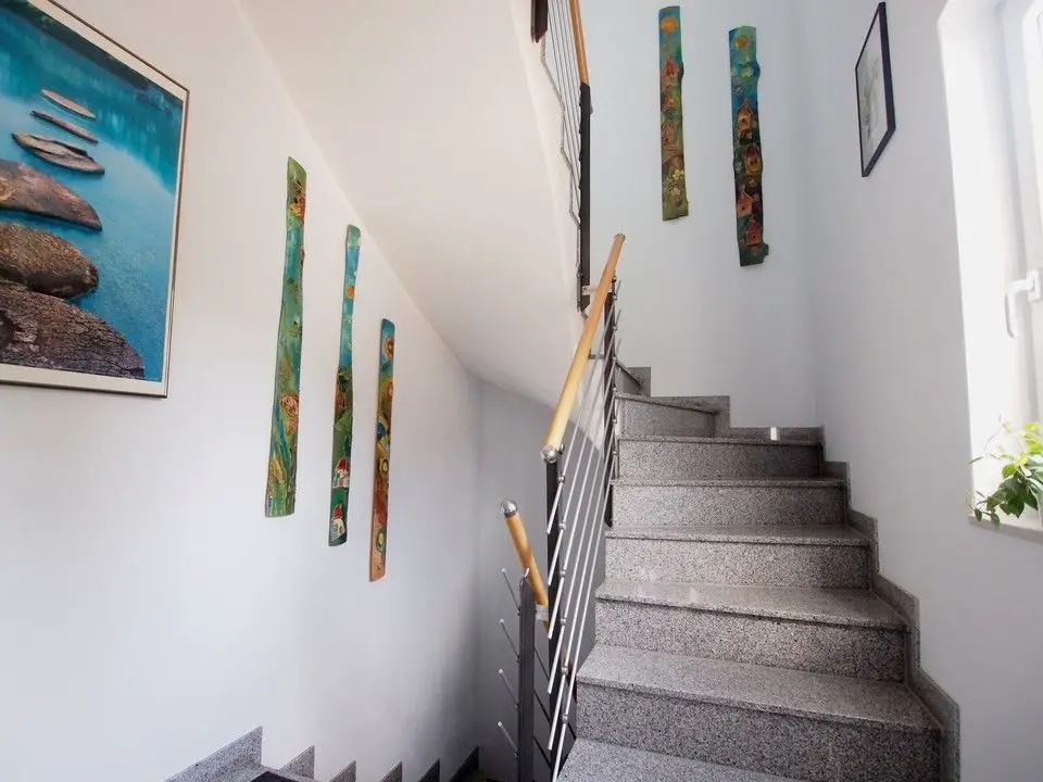 Treppenhaus -- Mehrgenerationenhaus mit einer freiwerdenden Wohnung gesucht? Hier fühlt sich jeder wohl!
